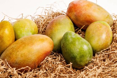 bir kağıt Mat üzerinde olgun taze renkli mango