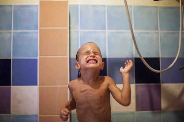 Little boy five years old is having the shower — Stockfoto