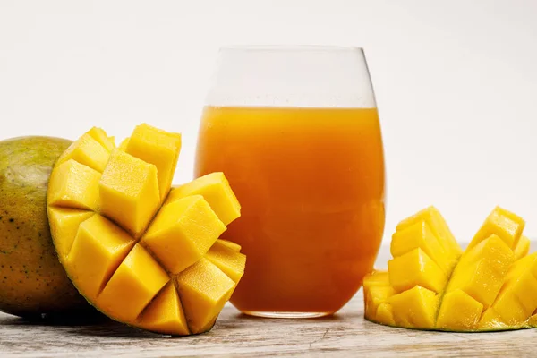 Ripe juicy mango and fresh mango juice — Stock Photo, Image