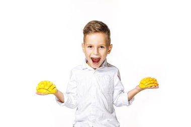 bir Mango ile beyaz bir gömlek yakışıklı çocuk
