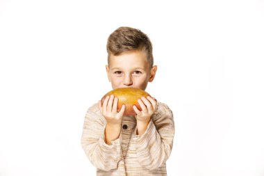 yakışıklı güzel çocuk bir mango tutuyor 