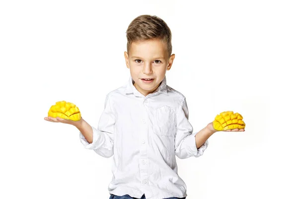 Bel ragazzo in camicia bianca con un mango — Foto Stock