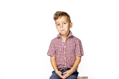 beyaz arka plan üzerinde gömlek yakışıklı çocuk