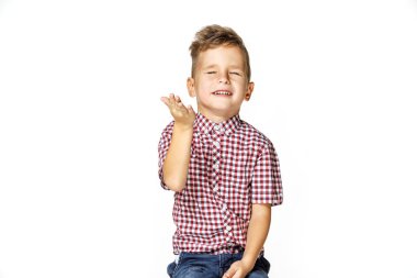 beyaz arka plan üzerinde gömlek yakışıklı çocuk