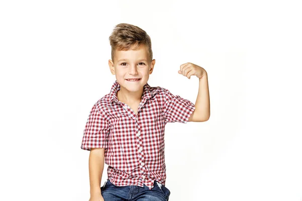 Pohledný chlapec ukazuje svou sílu na bílém pozadí — Stock fotografie