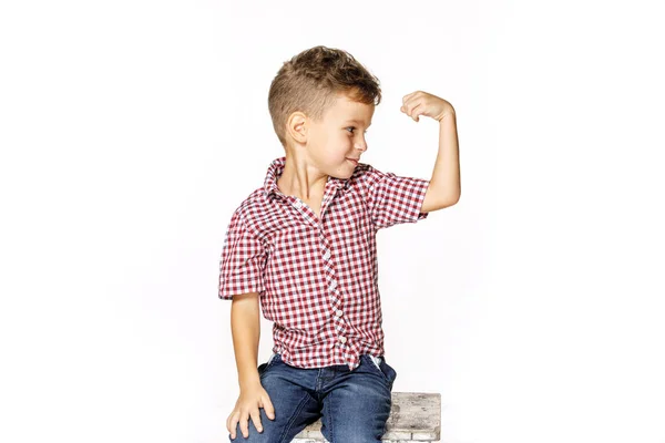 Stilig pojke visar sin styrka på vit bakgrund — Stockfoto