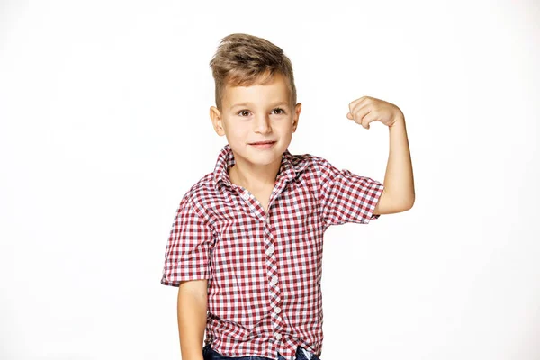 Knappe jongen toont zijn kracht op witte achtergrond — Stockfoto