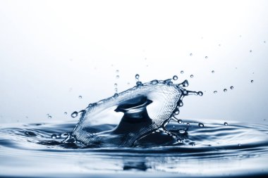 suya düşen su damlası 