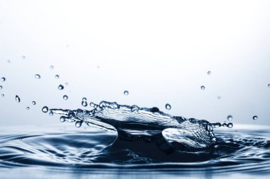 suya düşen su damlası 