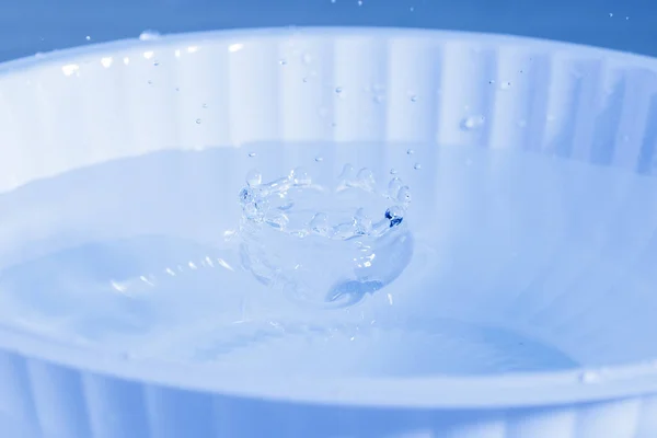 Gota de agua que cae en el agua —  Fotos de Stock