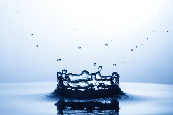 Gota de agua que cae en el agua — Foto de Stock