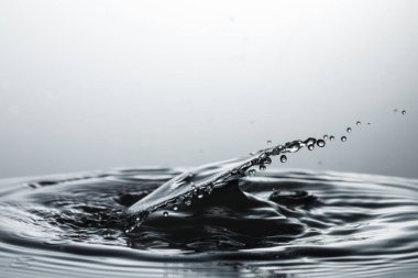 suya düşen su damlası 