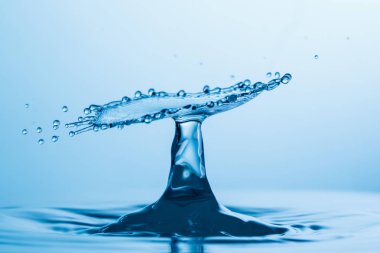 suya düşen su damlası 