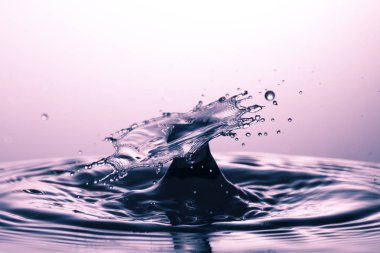 suya düşen su damlası 