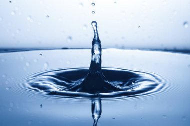 suya düşen su damlası 