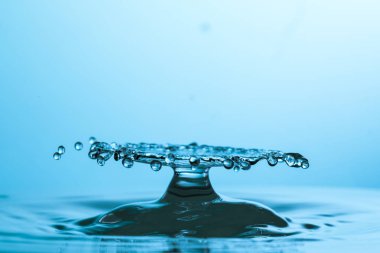 suya düşen su damlası 