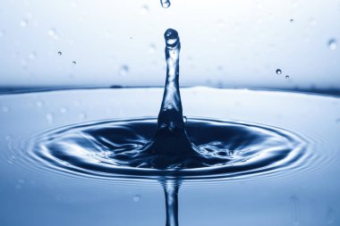 suya düşen su damlası 