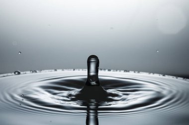 suya düşen su damlası 