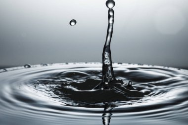 suya düşen su damlası 