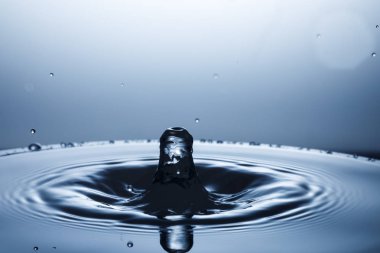 suya düşen su damlası 