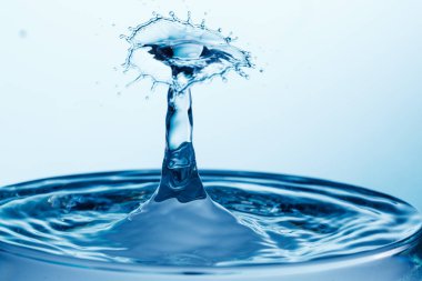 suya düşen su damlası 