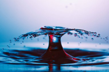 suya düşen su damlası 