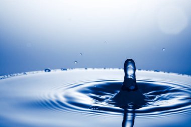 suya düşen su damlası 