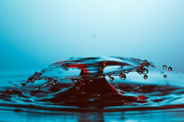 suya düşen su damlası 