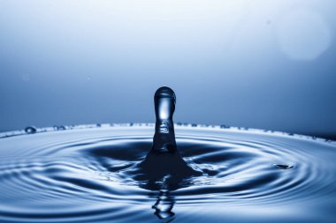 suya düşen su damlası 