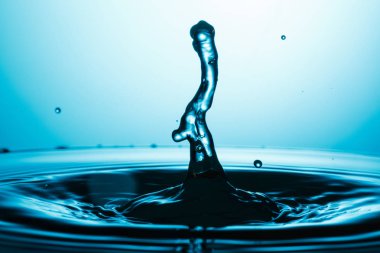 suya düşen su damlası 