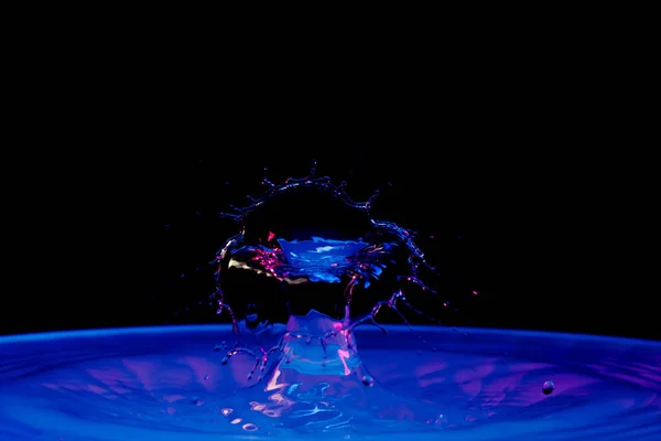 Gota de agua que cae en el agua — Foto de Stock