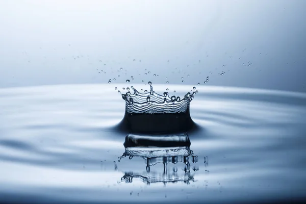 물에 떨어지는 물 방울 — 스톡 사진