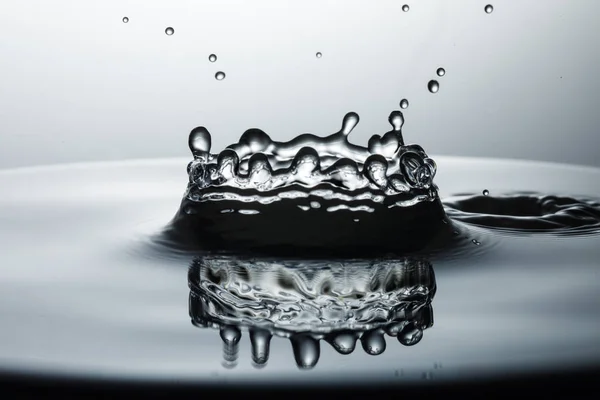 Gota de água caindo na água — Fotografia de Stock