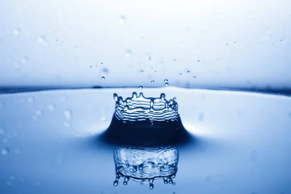 Csepp víz zuhan a víz — Stock Fotó