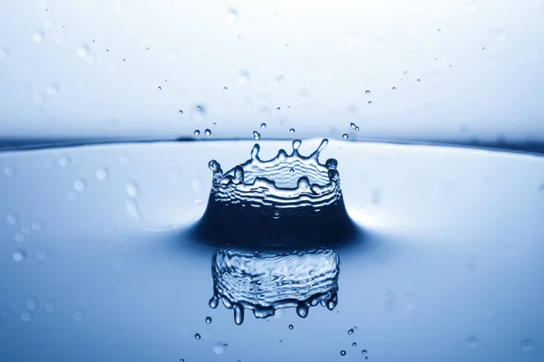 Gota de água caindo na água — Fotografia de Stock