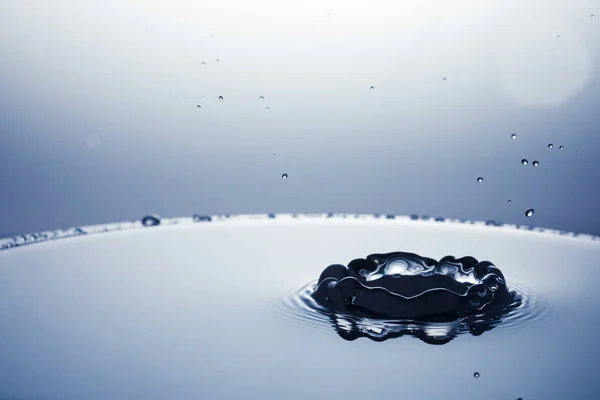 Gota de água caindo na água — Fotografia de Stock