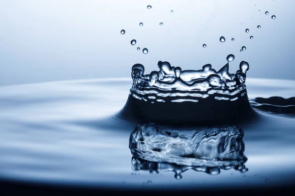 Gota de água caindo na água — Fotografia de Stock