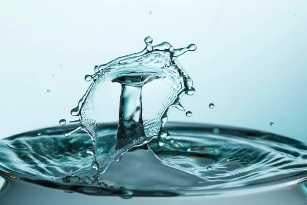 Kapka vody padající do vody — Stock fotografie