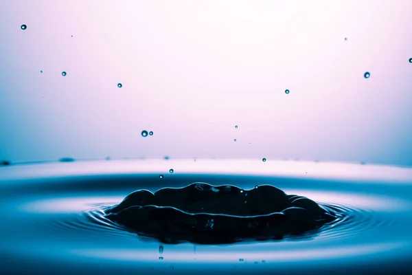 Gota de água caindo na água — Fotografia de Stock