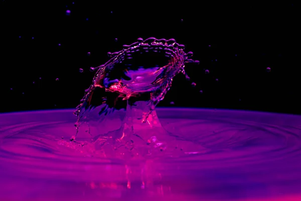 물에 떨어지는 물 방울 — 스톡 사진
