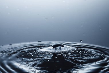 suya düşen su damlası 