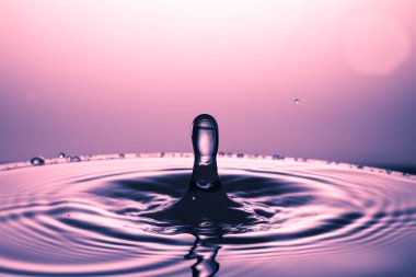 suya düşen su damlası 