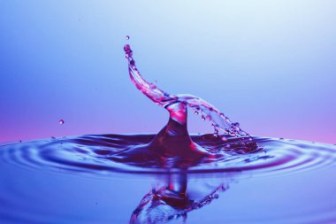 suya düşen su damlası 