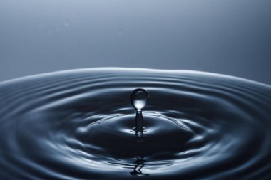 suya düşen su damlası 