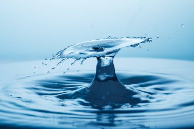 suya düşen su damlası 