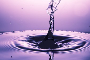 suya düşen su damlası 