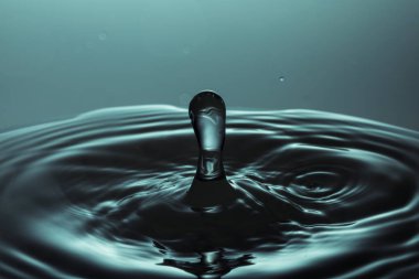 suya düşen su damlası 