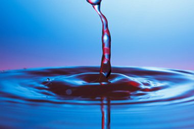 suya düşen su damlası 