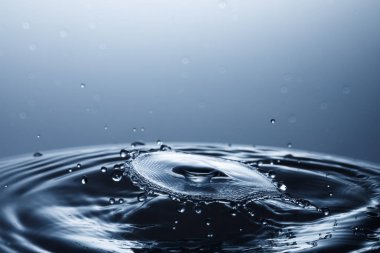 suya düşen su damlası 