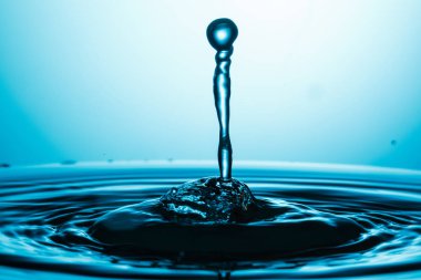 suya düşen su damlası 